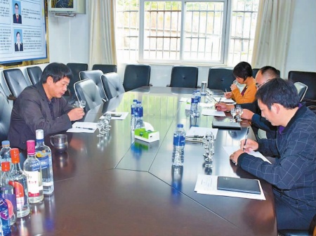 在云南玉林泉酒业有限公司“普必恩技能大师工作室”,普必恩(左)带领成员品鉴改良后的产品。